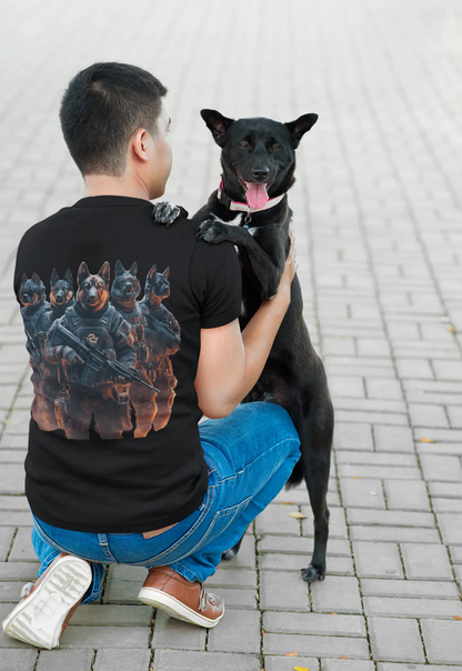 “Operation: Gassi-Gehen – Bereitmachen!”🪖🐕 - T-Shirt im einzigartigen Crazy-Printz Design | Perfekt für Alltag & Style