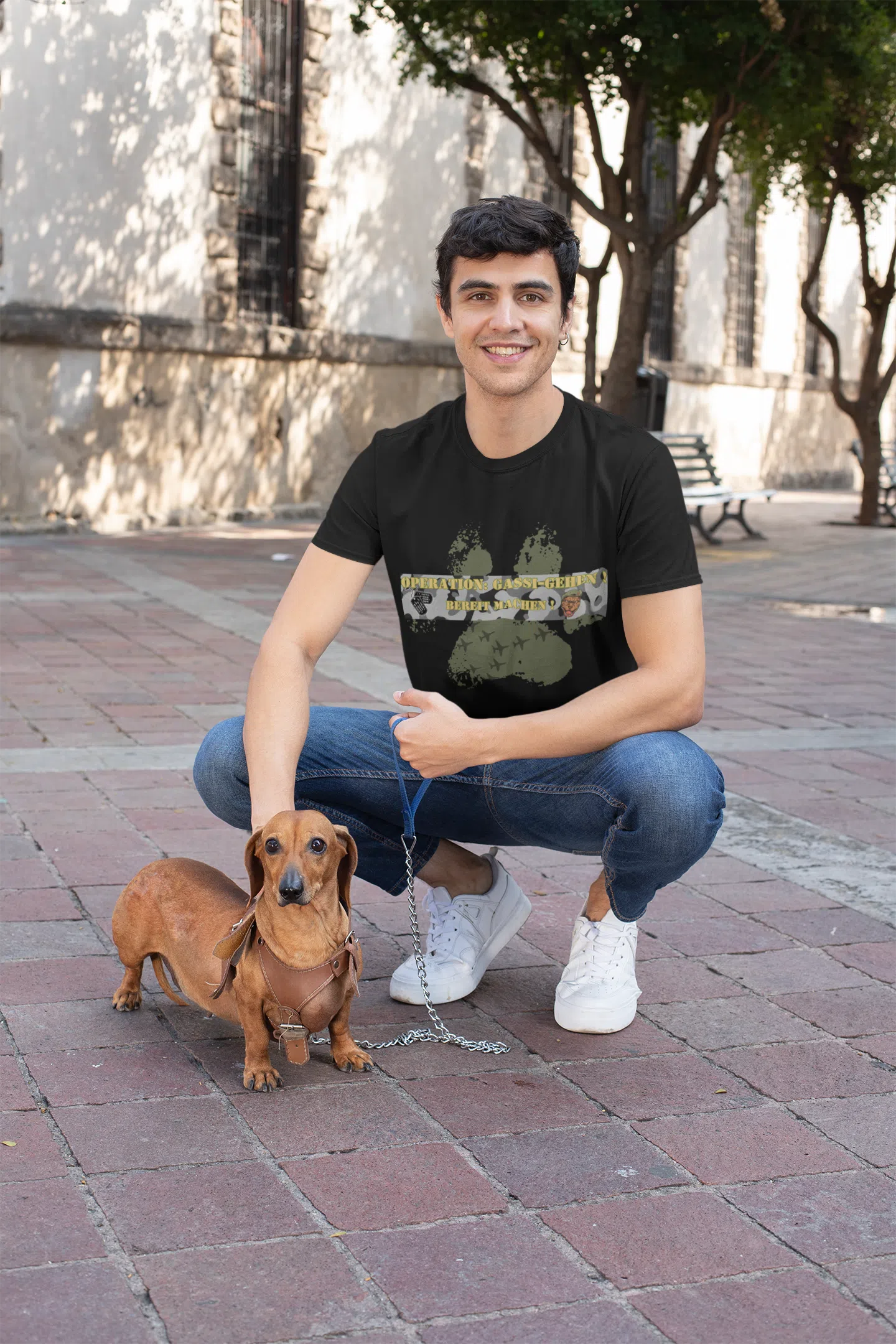 “Operation: Gassi-Gehen – Bereitmachen!”🪖🐕 - T-Shirt im einzigartigen Crazy-Printz Design | Perfekt für Alltag & Style
