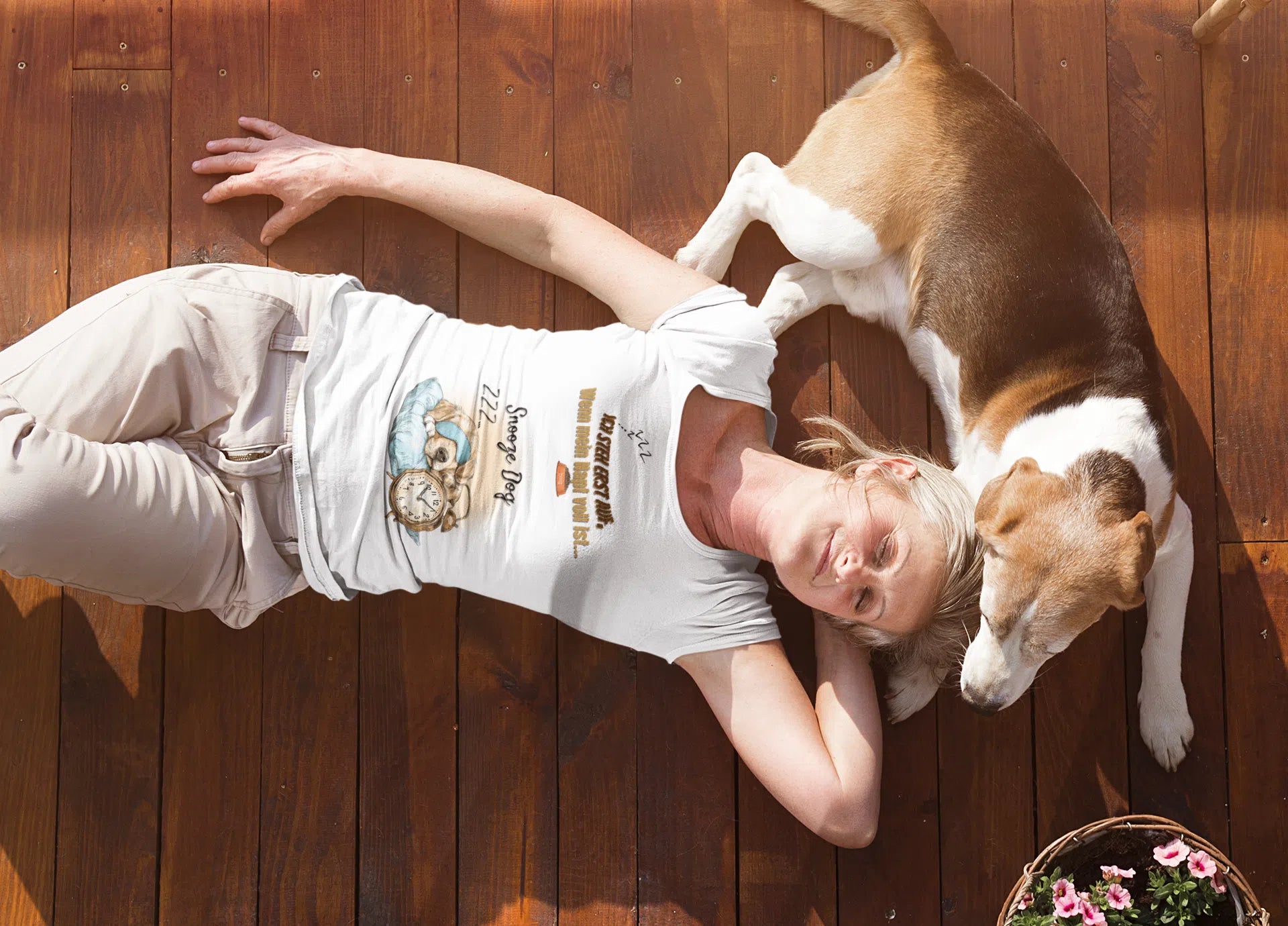 “Snooze Dog – Der Napf entscheidet!” 🐶💤 - T-Shirt im einzigartigen Crazy-Printz Design | Perfekt für Alltag & Style